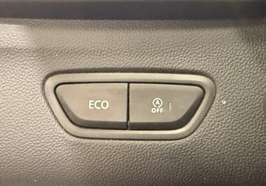 Gros plan sur les boutons ECO et désactivation du start-stop dans l'habitacle du Renault Kadjar blanc Glacier 2020.