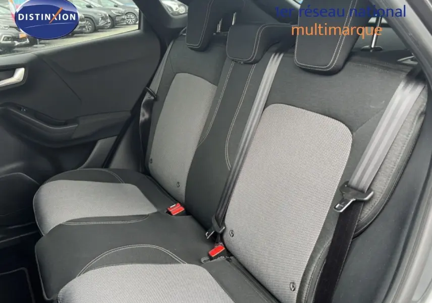 Vue intérieure sur la banquette arrière du Ford Puma gris 2021, avec sièges bi-ton gris et ceintures visibles.
