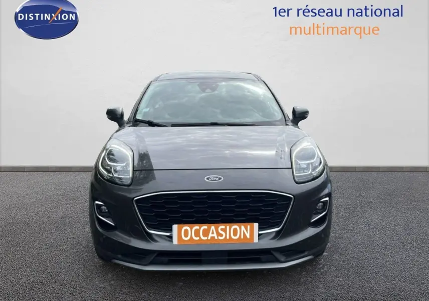 Ford Puma gris 3/4 avant face, version Titanium 1.0 EcoBoost hybride essence, vue frontale centrée.