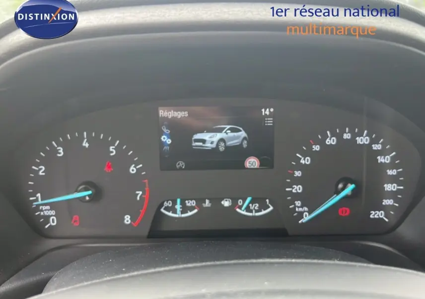 Tableau de bord du Ford Puma gris 2021, vue frontale centrée sur les compteurs et l'écran digital.