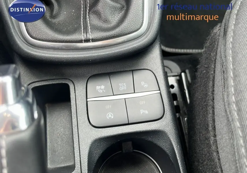 Gros plan sur la console centrale du Ford Puma gris 2021, montrant le levier de vitesses manuel et les boutons de contrôle.