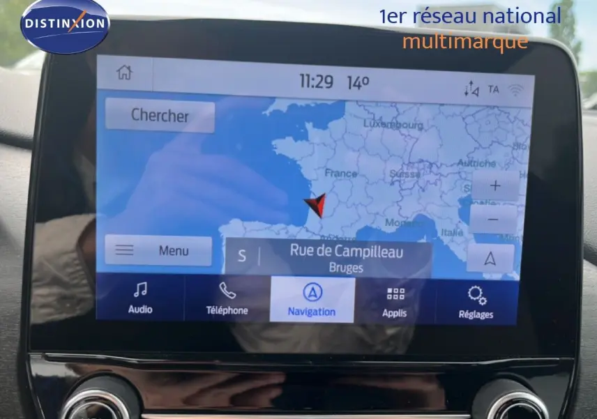 Écran tactile de navigation du Ford Puma gris 2021, vue intérieure centrée sur la console multimédia.