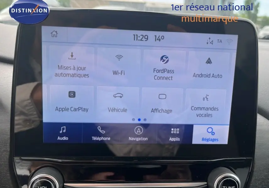 Écran tactile central du Ford Puma gris 2021, affichant les options connectivité et réglages, vue intérieure frontale.
