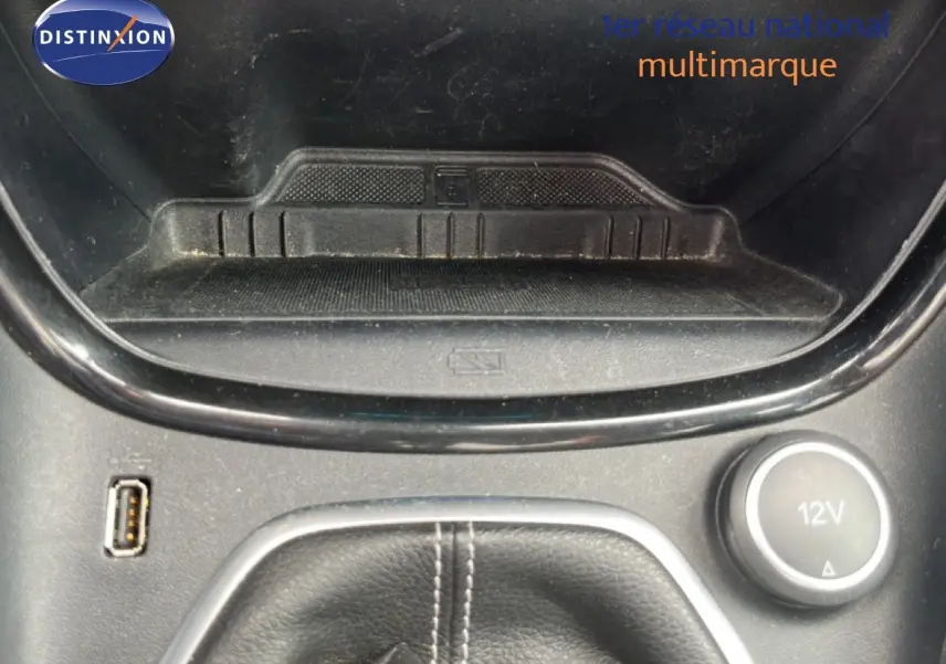 Gros plan sur la console centrale du Ford Puma gris, montrant la prise USB, prise 12V et le rangement devant le levier de vitesse.