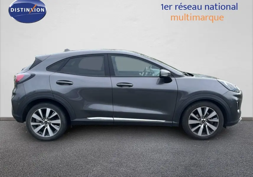 Ford Puma gris vue profil côté gauche, version Titanium 1.0 EcoBoost hybride essence de 2021.