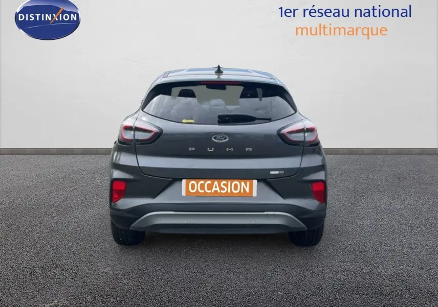 Vue arrière d'un Ford Puma gris 2021 avec feux distinctifs et plaque occasion visible.