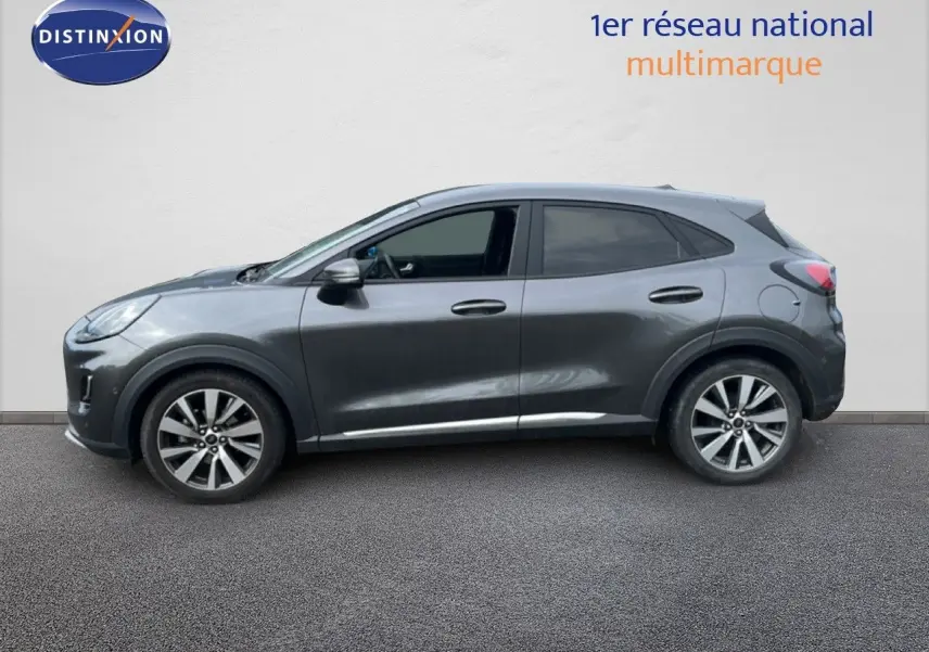Ford Puma gris vue de profil côté gauche, mettant en valeur ses jantes alliage et sa silhouette compacte.