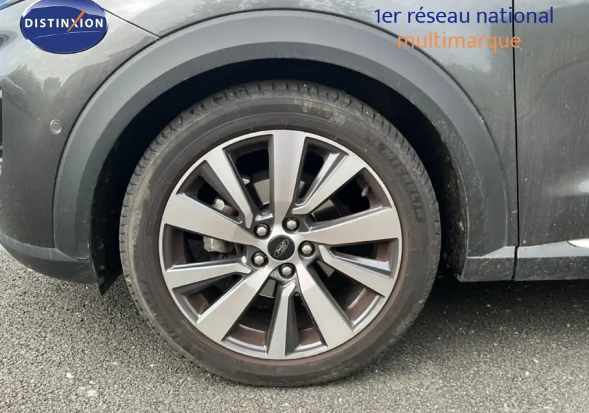 Gros plan sur la roue avant gauche du Ford Puma gris 2021, soulignant la jante alliage distinctive.