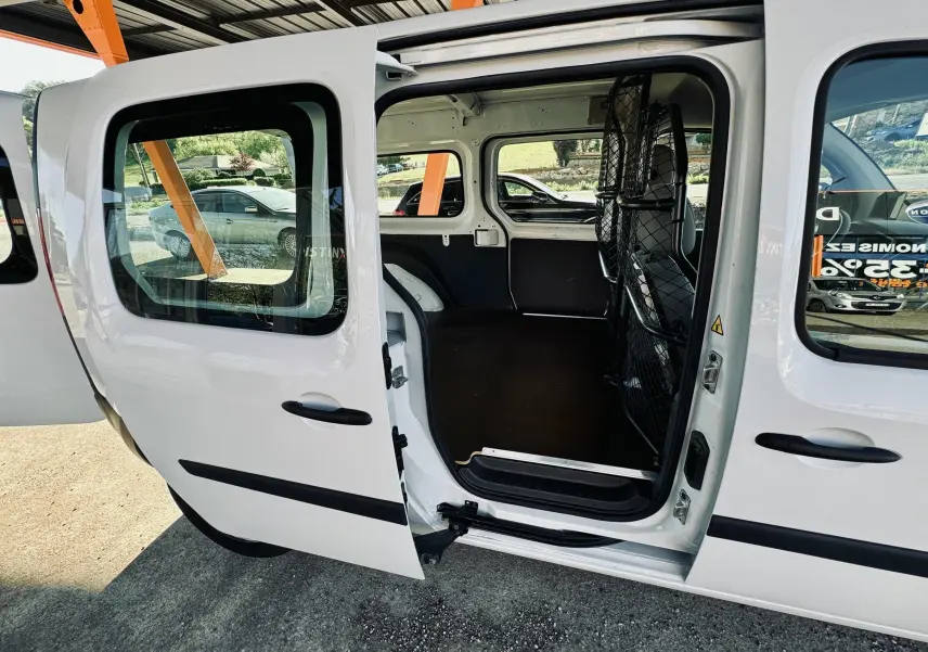 Vue côté gauche du Renault Kangoo Maxi blanc 2021 avec porte coulissante ouverte sur l’espace de chargement vide.