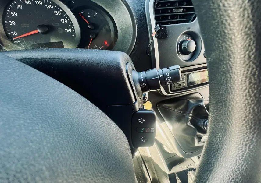 Vue rapprochée du tableau de bord et levier de vitesses d’un Renault Kangoo 2021, intérieur noir.