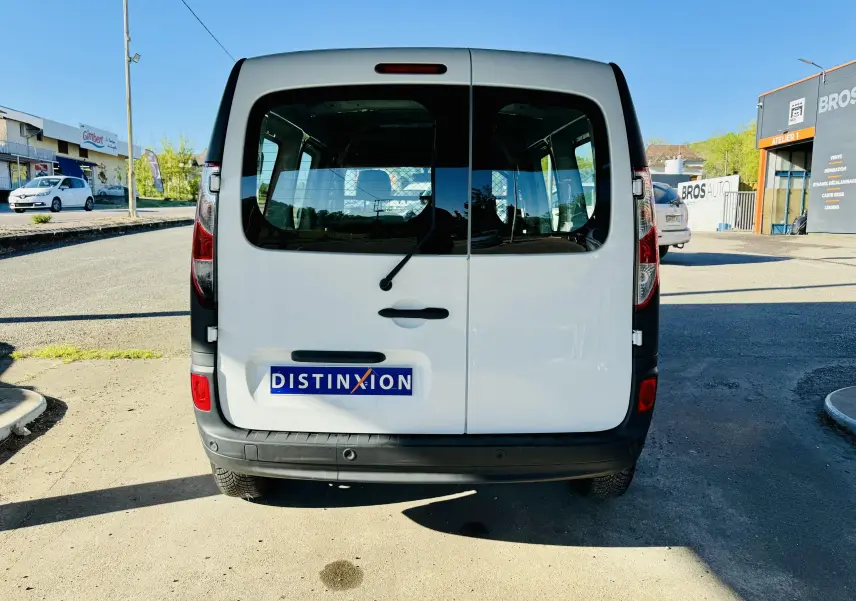 Vue arrière d’un Renault Kangoo Maxi blanc avec hayon double portes et plaque Distinxion visible.