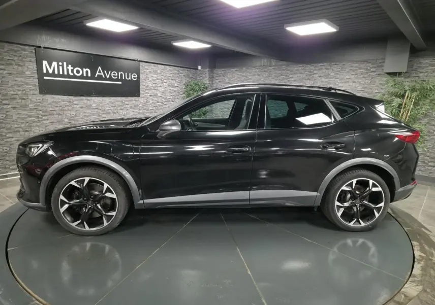 Vue de profil côté gauche d'un CUPRA Formentor noir Minuit avec jantes alliage 19 pouces et coques de rétroviseurs Dark Alu.