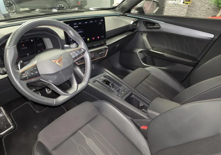 Intérieur noir du Cupra Formentor 2023 vu côté conducteur, avec volant sport et écran tactile central.