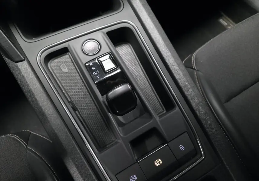 Vue rapprochée de la console centrale noire du CUPRA Formentor 1.4 e-Hybrid 2023 avec sélecteur de boîte auto et bouton start/stop.