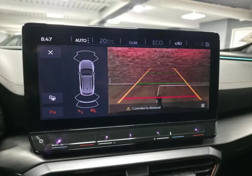 Écran tactile intérieur montrant la caméra de recul et l’aide au stationnement du CUPRA Formentor noir 2023.