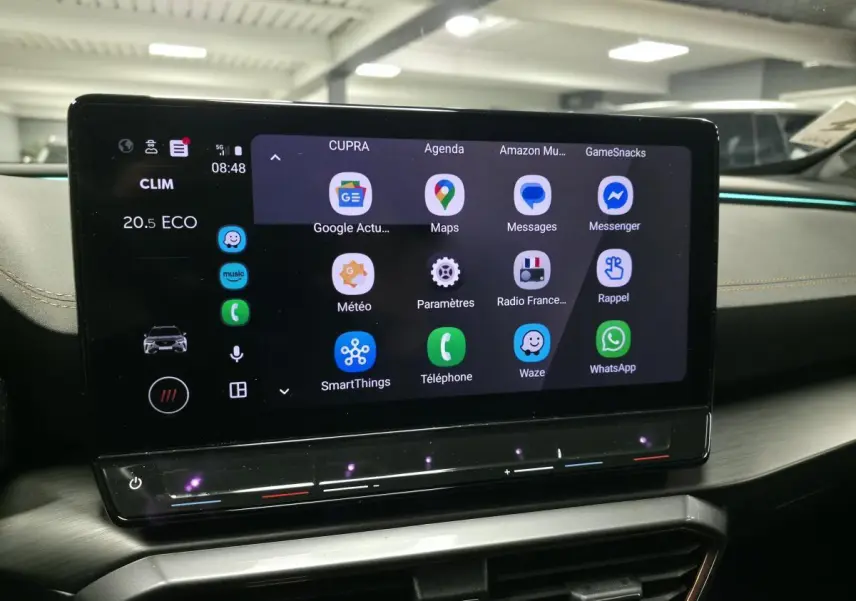 Écran tactile central du tableau de bord du CUPRA Formentor 1.4 e-Hybrid 2023 avec interface multimédia affichée.