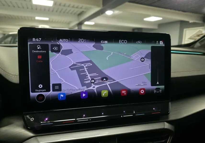 Écran tactile central du tableau de bord du Cupra Formentor 2023, affichant la navigation GPS en intérieur.
