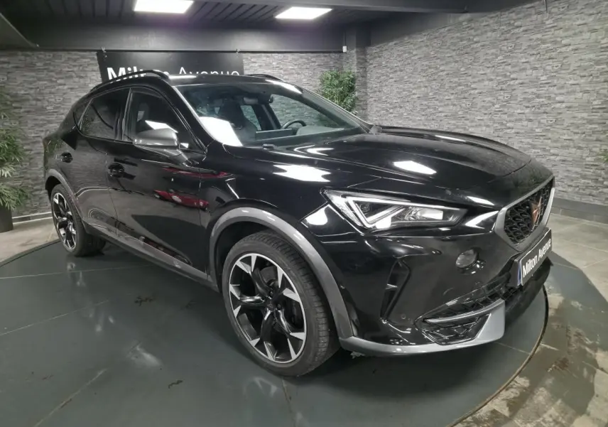 Vue 3/4 avant droite du CUPRA Formentor noir Minuit 2023 avec jantes alliage bicolores et détails Dark Alu.