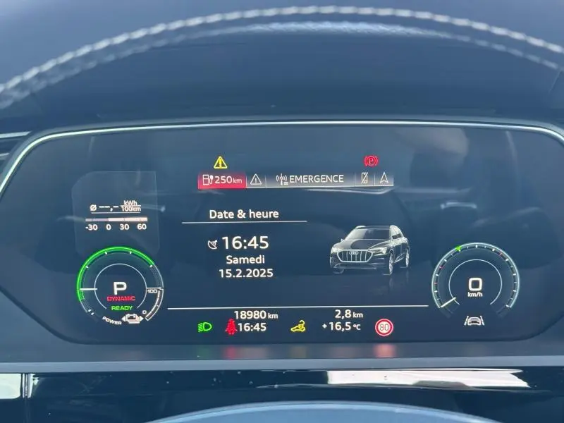 Tableau de bord numérique d’Audi E-Tron Sportback 50 S Line, affichage central avec icône voiture gris foncé et informations de conduite.