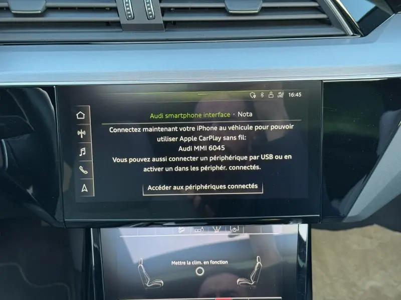 Écran tactile central de l'Audi E-Tron Sportback 50 gris foncé, affichant l'interface smartphone et commandes climatisation.