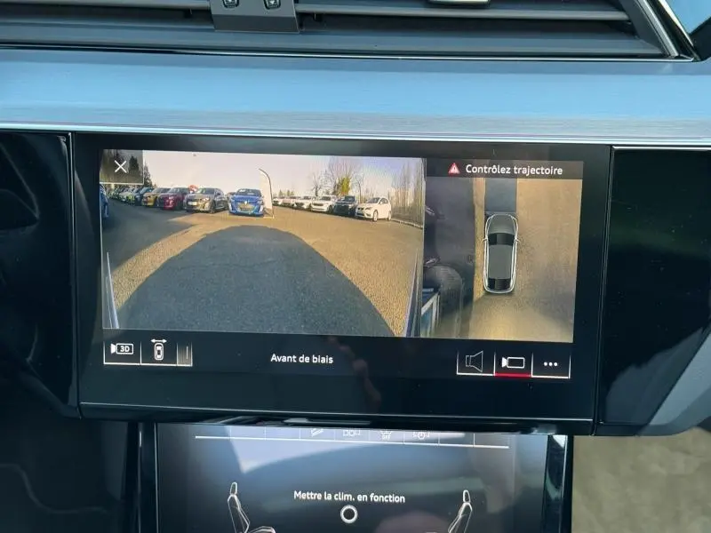 Écran intérieur montrant la caméra avant et vue 360° du tableau de bord de l'Audi E-Tron Sportback gris foncé.