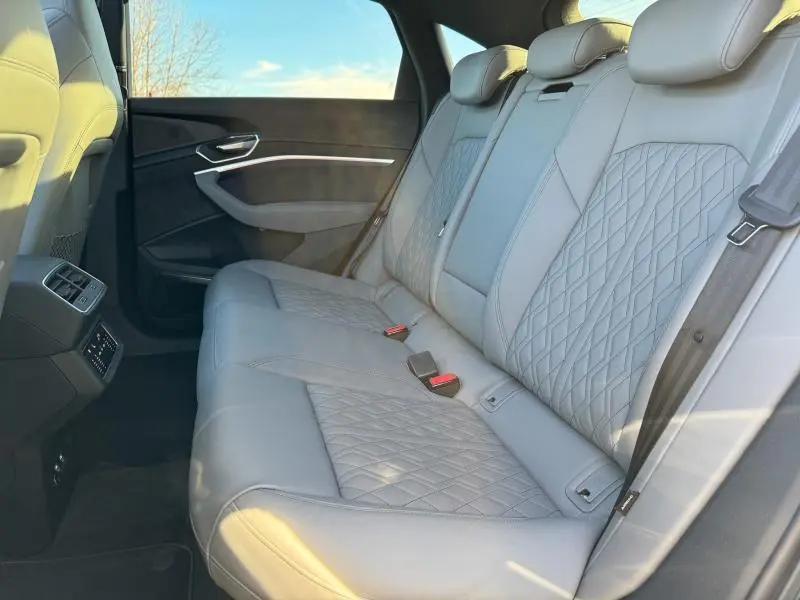 Vue latérale intérieure des sièges arrière gris clair matelassés de l'Audi E-Tron Sportback 50 S Line 2020.