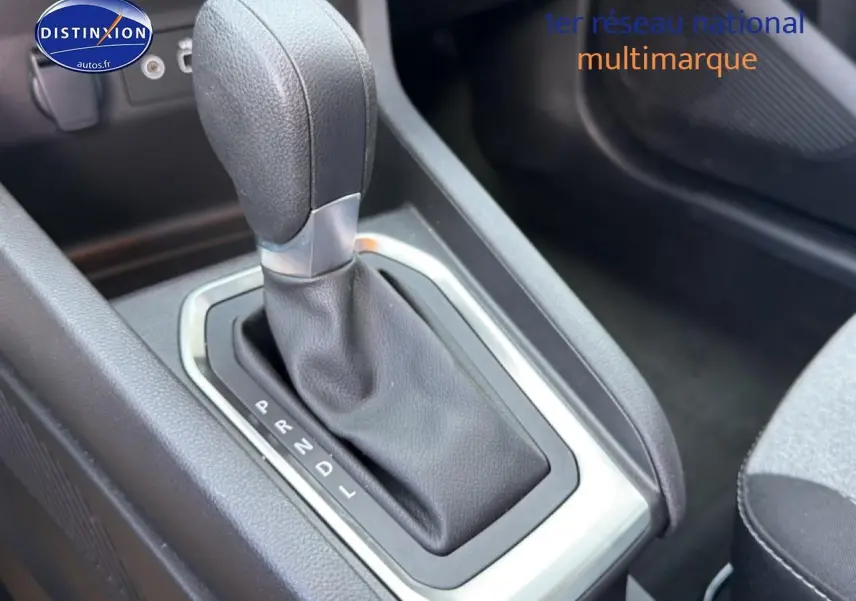 Le levier de vitesse automatique noir de la Renault Clio V gris, vue rapprochée de la console centrale.