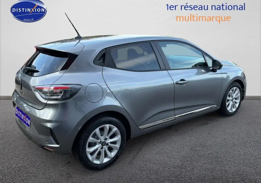 Renault Clio V gris vue 3/4 arrière droit, avec jantes alliage et becquet arrière noir brillant.