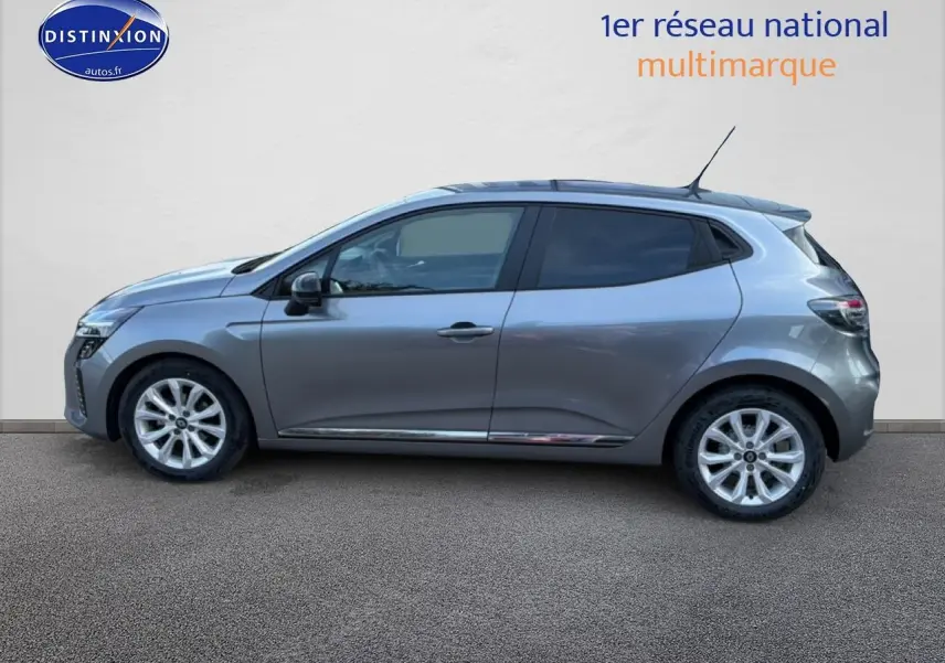 Profil droit d'une Renault Clio V gris métallisé 2025 avec jantes alliage et vitres teintées sur fond neutre.