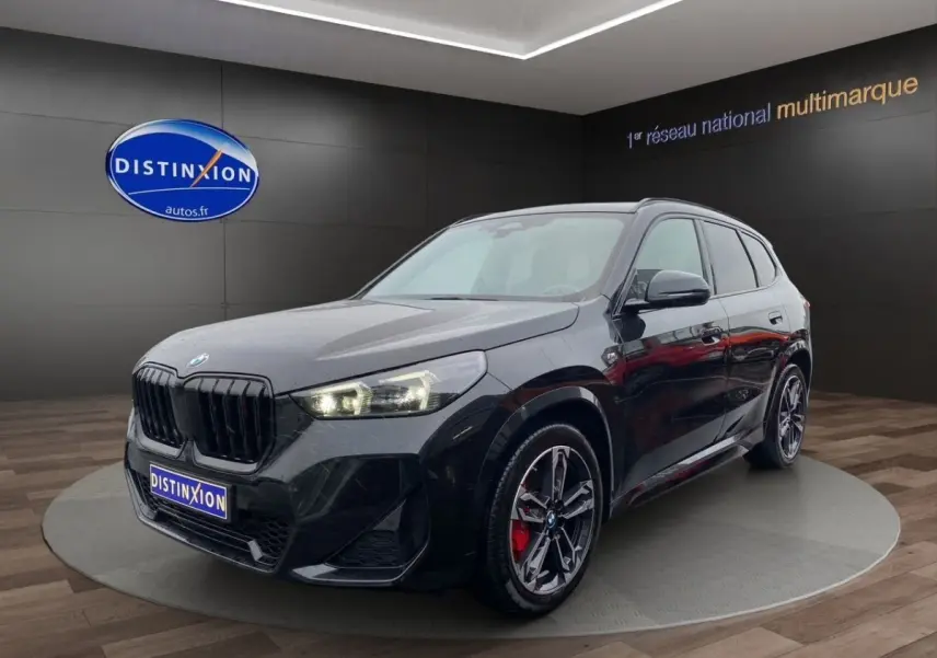 BMW X1 xDrive20d M Sport PRO noir en 3/4 avant droit avec jantes sport et étriers rouges visibles