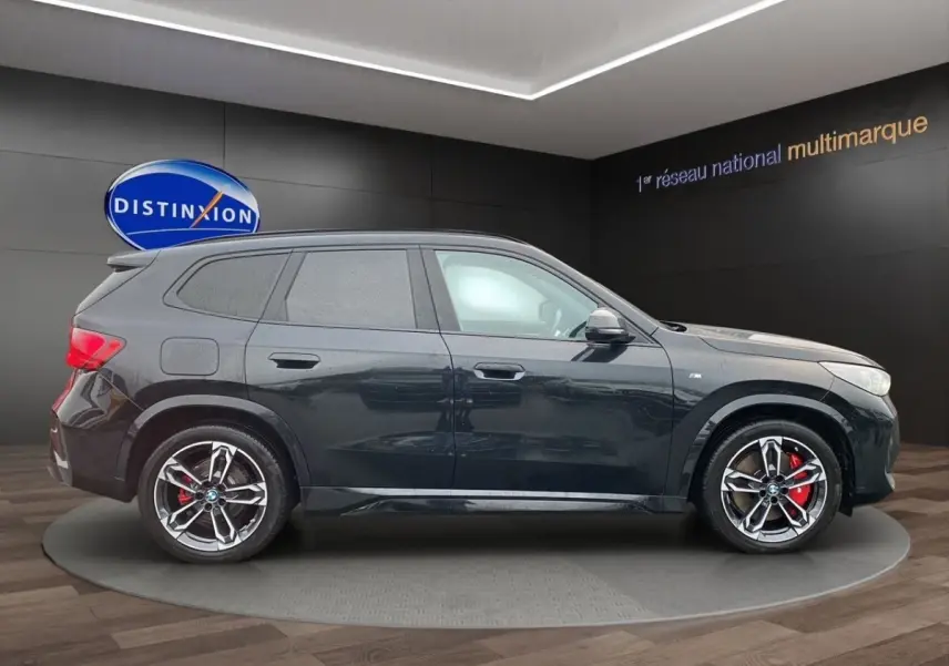 BMW X1 xDrive20d M Sport PRO noir vue de profil côté gauche avec jantes alliage et étriers rouges visibles