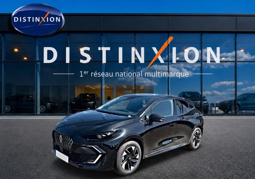 Renault Clio VI noire vue en 3/4 avant droit, avec jantes alliage et calandre distinctive devant showroom Distinxion.