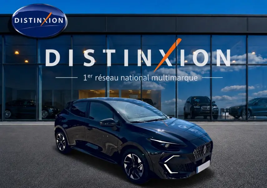 Renault Clio VI noir vue 3/4 avant droit, avec jantes alliage et phares LED au showroom Distinxion.