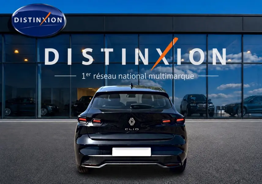 Vue arrière d'une Renault Clio VI noire 2026, avec feux LED et logo distinctif, devant une vitrine Distinxion.