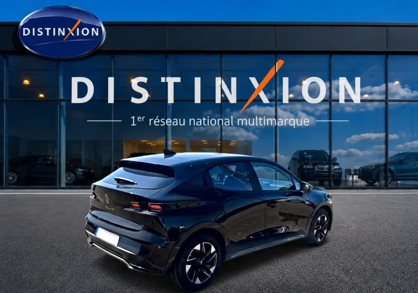Renault Clio VI noire vue en 3/4 arrière droit, avec jantes alliage et feux arrière LED distinctifs.