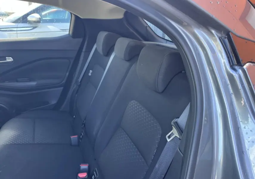 Vue intérieure côté droit sur la banquette arrière en tissu noir du Nissan Juke gris Argile Spéciale 2023.