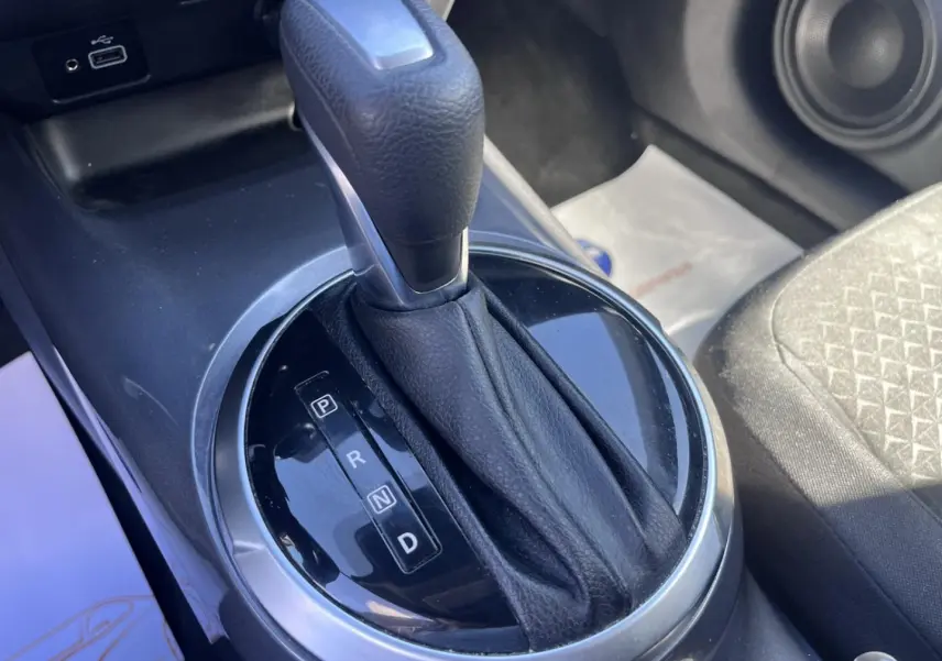 Le levier de vitesses automatique noir et argenté de la Nissan Juke 2023, vue rapprochée de la console centrale.