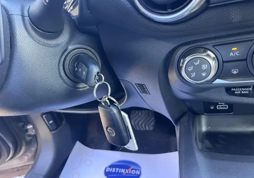 Gros plan sur le contacteur avec clé Nissan insérée dans le tableau de bord noir du Nissan Juke 2023.