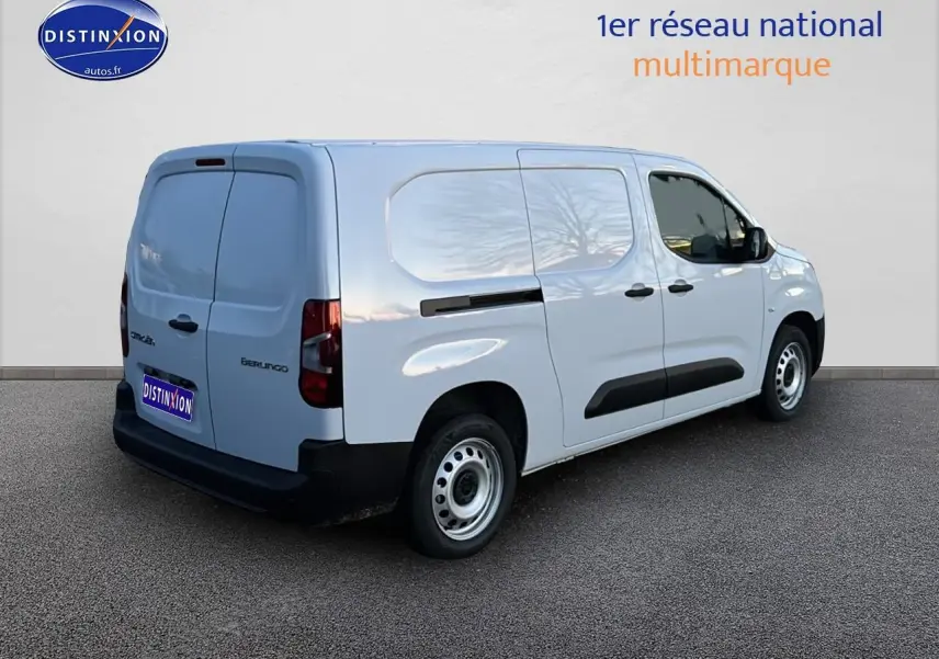 Vue 3/4 arrière droite d'un Citroën Berlingo Fourgon blanc avec porte latérale coulissante et double portes arrière.