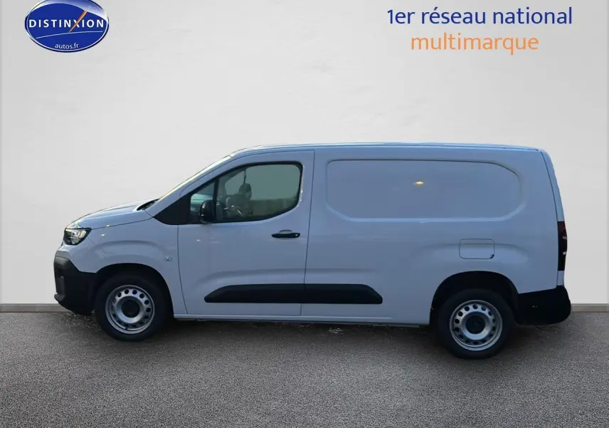 Vue de profil côté gauche du Citroën Berlingo Fourgon XL blanc avec porte latérale coulissante et jantes acier.