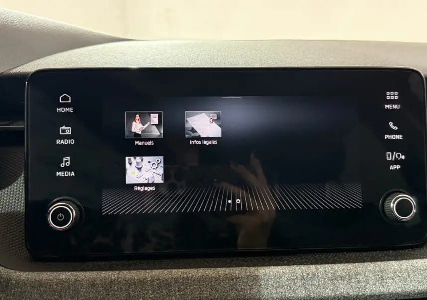 Écran tactile central du tableau de bord du Skoda Kamiq rouge 2024, affichant le menu principal.