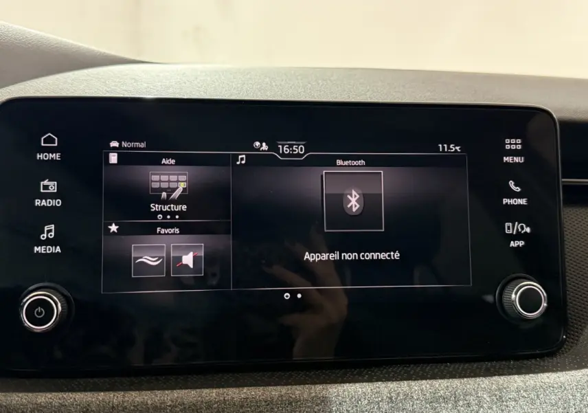 Écran tactile central du tableau de bord du Skoda Kamiq 2024 affichant le menu Bluetooth et les options multimédias.