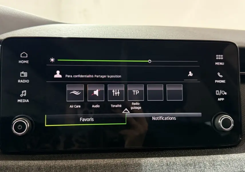 Écran tactile central 8,25 pouces du Skoda Kamiq 2024, affichant le menu audio et réglages, intérieur gris.