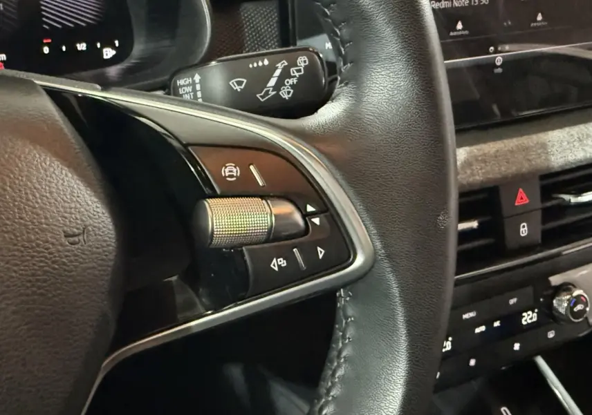 Gros plan sur le volant cuir noir multifonctions et partie du tableau de bord digital du Skoda Kamiq 2024.