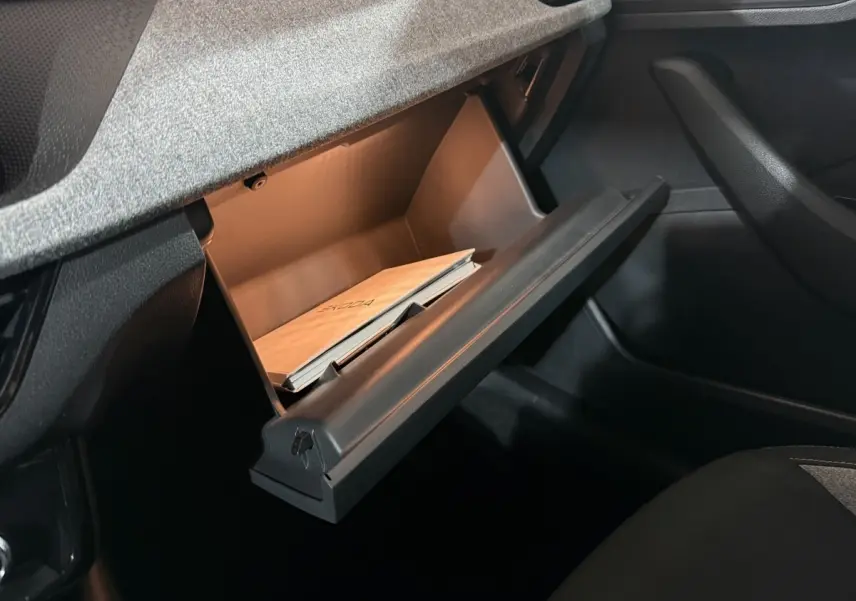 Gant de boîte à gants ouvert côté passager dans l’habitacle sombre d’une Skoda Kamiq 2024.