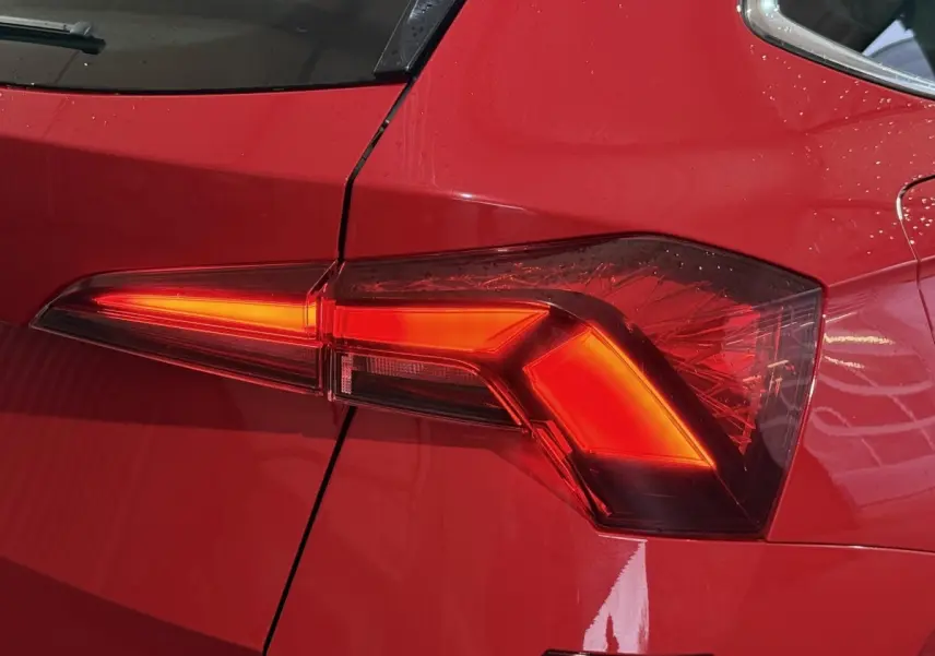 Gros plan sur le feu arrière droit rouge allumé du Skoda Kamiq 2024, soulignant son design anguleux et moderne.