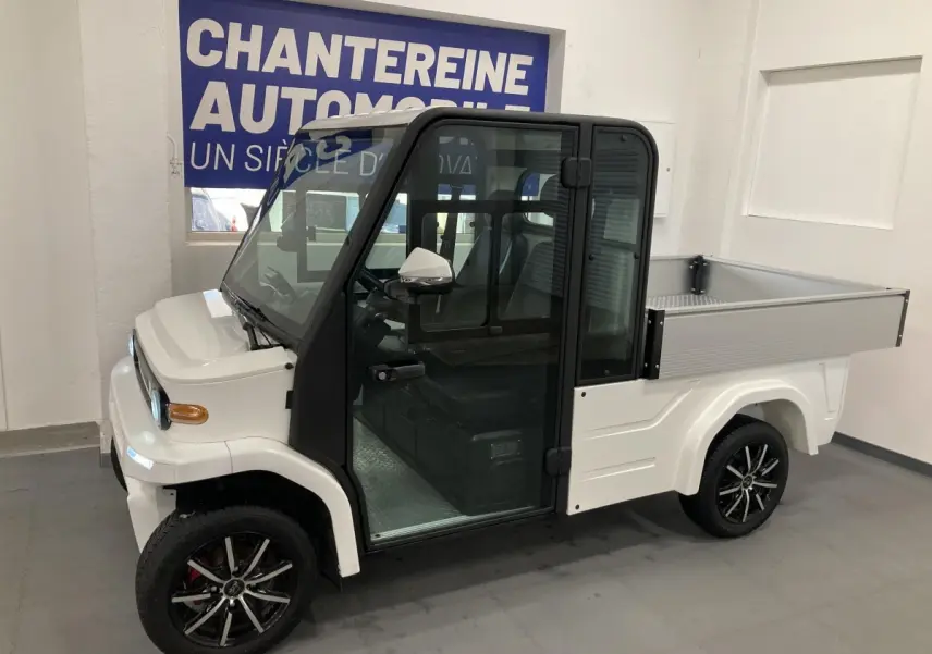 Vue de profil droit d'un utilitaire électrique blanc LIBERTY L7E H2 160 KIT RIDELLES avec jantes alliage noires et cabine vitrée.