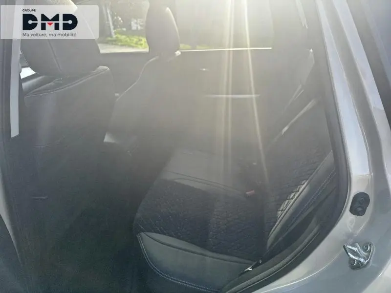 Vue intérieure côté droit sur la banquette arrière en suédine et cuir noir du Suzuki Vitara 2026 So'Color Savanna Ivory/Black métal.