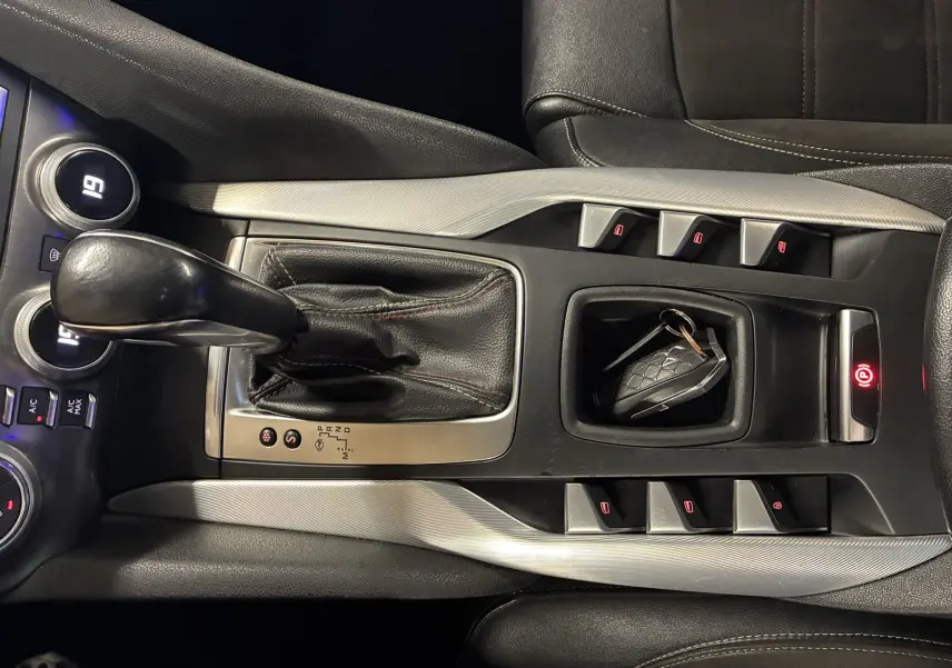 Vue rapprochée de la console centrale intérieure noire de la DS5 2.0 BlueHDi avec levier de vitesse automatique et clés posées.
