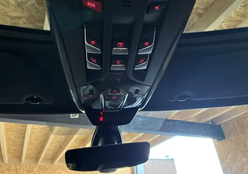 Vue intérieure du plafond de la DS5 2018, montrant les commandes de toit ouvrant et éclairage avec boutons rouges éclairés.